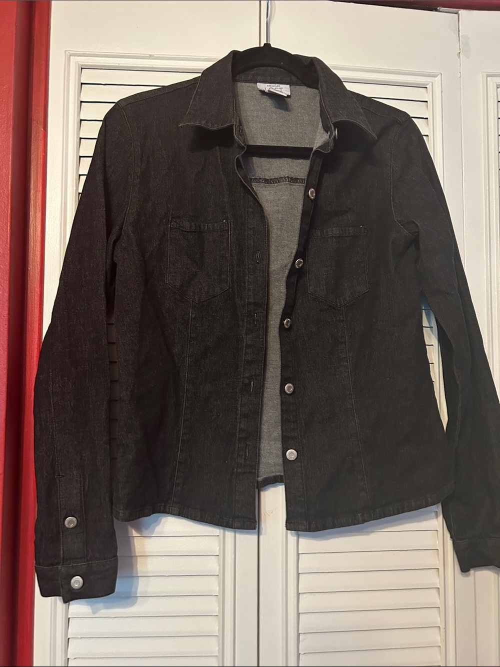 Ann Taylor Loft Black Women's Denim Jacket - Classic Button-Up size 6